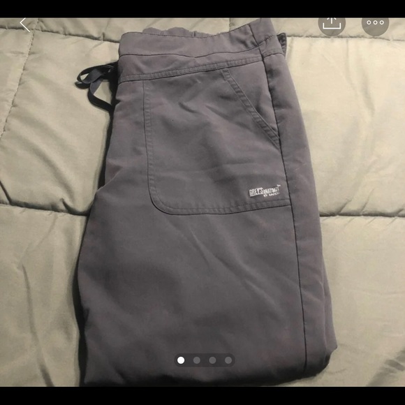 Women’s scrubs - Picture 1 of 3